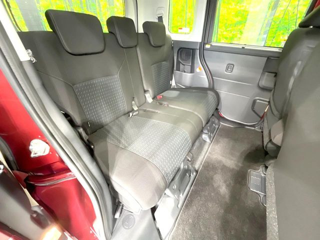 後部座席も気になるようなキズ・汚れやへたり等、大きなダメージはなく、良好な状態です。