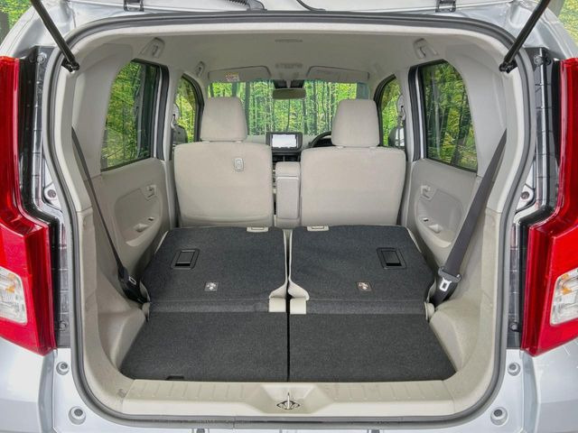 ���i�̂���������ʋ΁A���}���ɏ\���ȉ׎��X�y�[�X���m�ۂ��Ă���܂��B�Z�J���h�V�[�g��|���ƁA�傫�ȉו��̐ύڂ��\�ł���