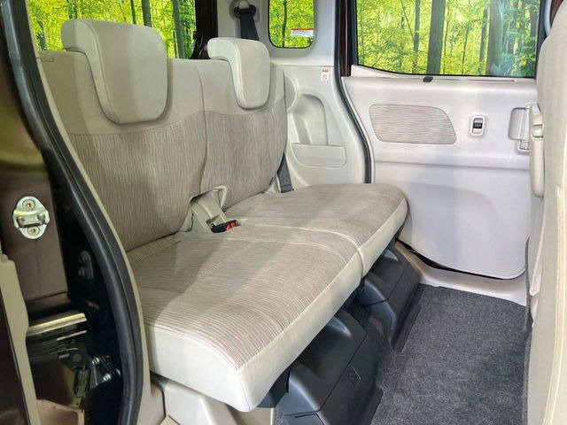 後部座席も気になるようなキズ・汚れやへたり等、大きなダメージはなく、良好な状態です。