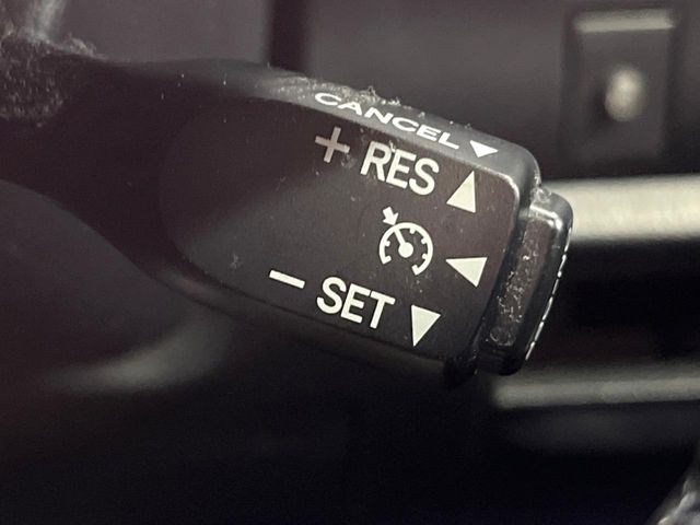【クルーズコントロール】高速道路もラクラク走行。アクセルを離しても一定速度で走行ができ、長距離運転時の負担を軽減!加速・減速も簡単なスイッチ操作で調整できます。