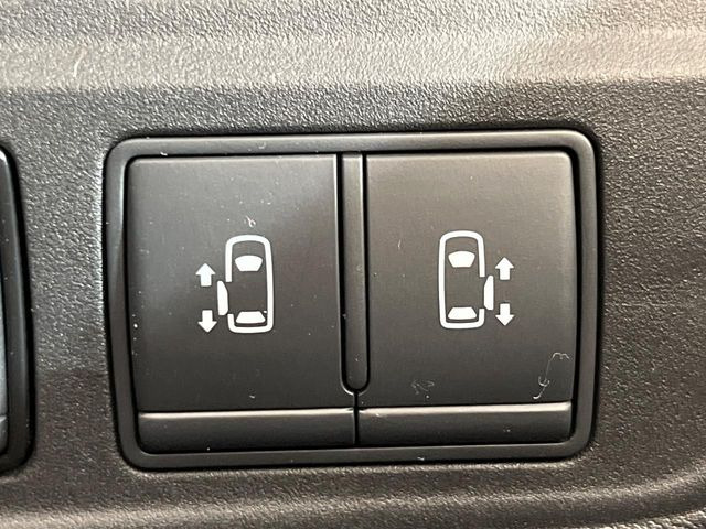 【ハンズフリー機能付き両側パワースライドドア】スライドドアの下に足先を入れてすぐ引くと、自動的にスライドドアが開閉します!荷物で両手がふさがった状態でも、ドアの開閉ができてとっても便利!