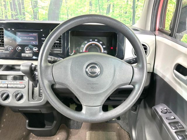 �C���e���A�ɍ��킹���f�U�C���̃X�e�A�����O�́A�^�]�������̂��Ƃ��l���A�^�]���₷���`��A�傫���ł��B�����x�A���ۂɐG���Ă��m���߂��������B