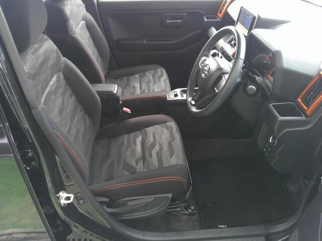 運転席側には、座席の高さ調節が出来るシートリフター付です。