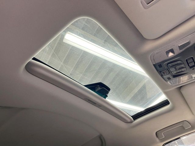 【ガラスルーフ】ガラスルーフ搭載で車内の解放感が一気にアップ!開放的なドライブをお楽しみいただけます。