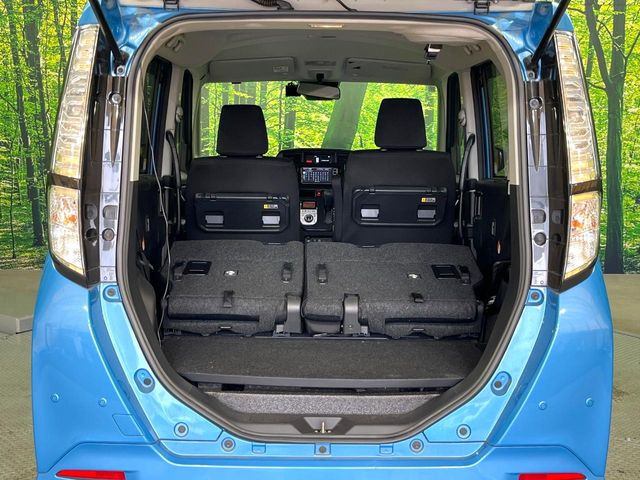 ���i�̂���������ʋ΁A���}���ɏ\���ȉ׎��X�y�[�X���m�ۂ��Ă���܂��B�Z�J���h�V�[�g��|���ƁA�傫�ȉו��̐ύڂ��\�ł���