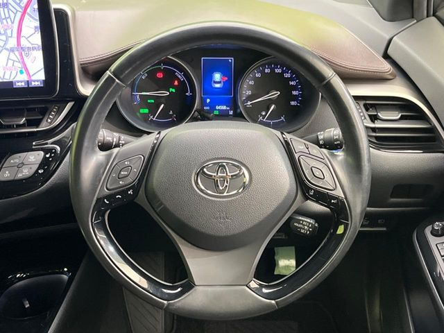 �C���e���A�ɍ��킹���f�U�C���̃X�e�A�����O�́A�^�]�������̂��Ƃ��l���A�^�]���₷���`��A�傫���ł��B�����x�A���ۂɐG���Ă��m���߂��������B