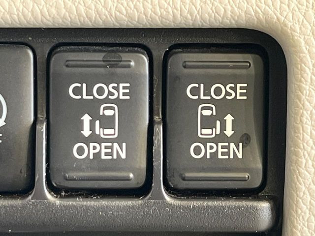 【両側パワースライドドア】スマートキーや運転席のスイッチで後席両側スライドドアの開閉が可能♪電動だから力を入れてドアを開ける必要が無く、小さなお子様でも簡単に開け閉めでき快適です♪