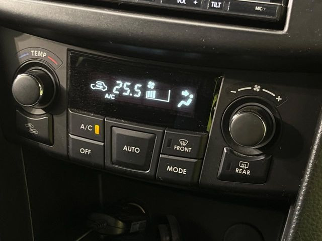 【オートエアコン】一度お好みの温度に設定すれば、車内の温度を検知し風量や温度を自動で調整。暑い&hellip;寒い&hellip;と何度もスイッチ操作をする必要はありません。快適な車内空間には必須の機能ですね♪