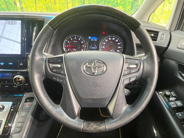 【ウッドコンビステアリング】高級感ある木目調パーツを採用した手に良く馴染むコンビハンドル。運転席廻りの雰囲気も一気に豪華になります!