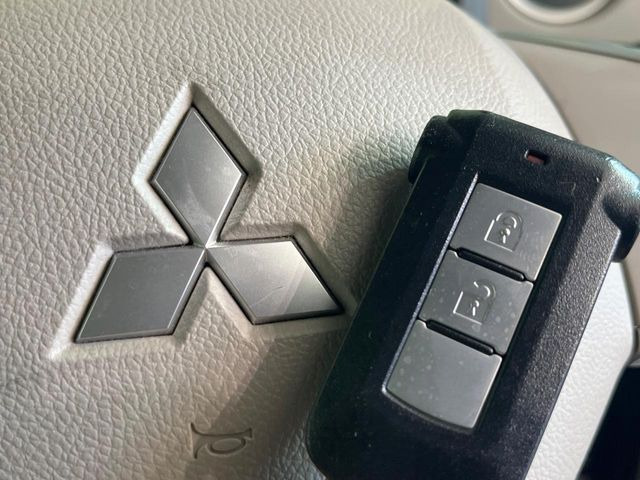 【オペレーションキー】カバンやポケットに入れたままでもドアの施錠・解錠が可能なスマートキーを装備。エンジンのオン・オフ時もカギを取り出す必要が無いからとっても便利です♪