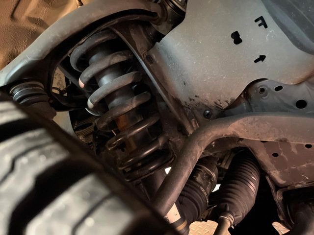 お車を安心してお乗りいただく為には、足回りの定期点検が欠かせません。サービスサポート(有償保証)では無料点検もご提供しており、安心のカーライフをお過ごしいただけるサポート体制が整っています。