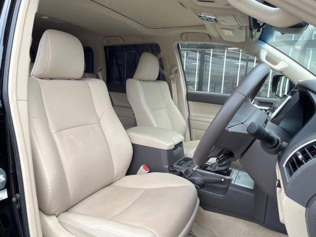 【ベージュレザーシート】デザイン性が高く、高級感のあるベージュ革シート。常に体に触れる部分だから、座り心地の良さにはこだわりたいですね♪汚れの付着や劣化を抑制する内装コーティング施工もおススメですよ♪