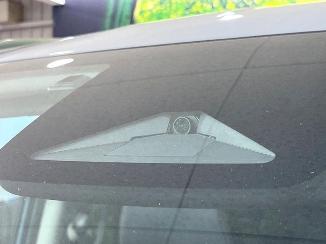 【ホンダセンシング】走行中に前方の車両等を認識し、衝突しそうな時は警報とブレーキで衝突回避と被害軽減をアシスト。より安全にドライブをお楽しみいただけます。