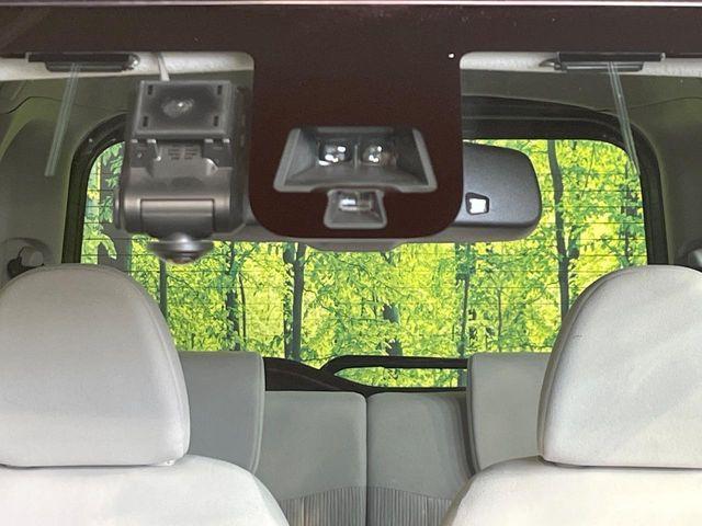 【三菱e-Assist】走行中に前方の車両等を認識し、衝突しそうな時は警報とブレーキで衝突回避と被害軽減をアシスト。より安全にドライブをお楽しみいただけます。