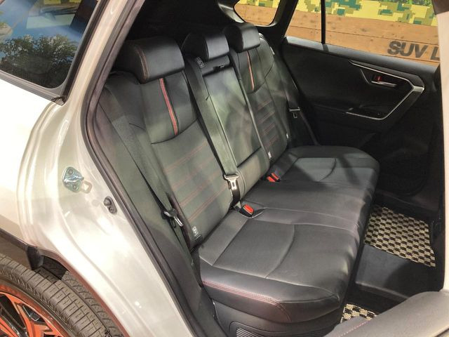 後部座席も気になるようなキズ・汚れやへたり等、大きなダメージはなく、良好な状態です。