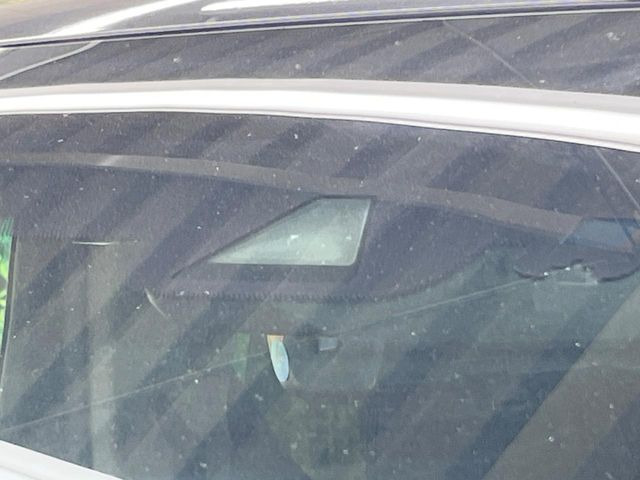 【プリクラッシュセーフティ】前方の車両等を検知し、衝突しそうな時は警報で注意を促し、ブレーキを踏む力をサポート。ブレーキを踏めなかった場合は衝突被害軽減ブレーキが作動、衝突回避をサポートします。