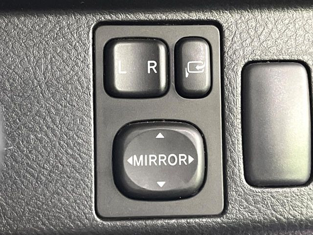 �y�d���i�[�~���[�z�T�C�h�~���[�͓d���i�[���ƂȂ��Ă���A�������ԏ�ł��L�Y�������X�N��}�����܂��B