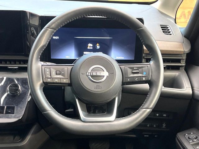 �C���e���A�ɍ��킹���f�U�C���̃X�e�A�����O�́A�^�]�������̂��Ƃ��l���A�^�]���₷���`��A�傫���ł��B�����x�A���ۂɐG���Ă��m���߂��������B