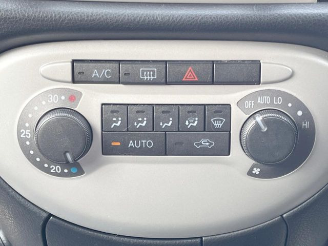 【オートエアコン】一度お好みの温度に設定すれば、車内の温度を検知し風量や温度を自動で調整。暑い&hellip;寒い&hellip;と何度もスイッチ操作をする必要はありません。快適な車内空間には必須の機能ですね♪