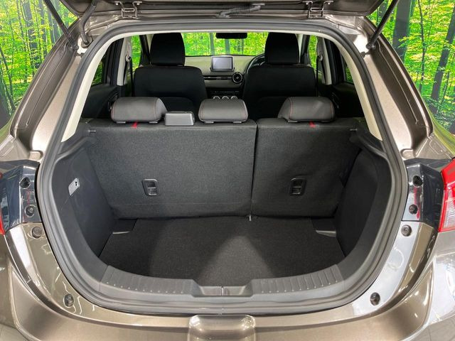 ���i�̂���������ʋ΁A���}���ɏ\���ȉ׎��X�y�[�X���m�ۂ��Ă���܂��B�Z�J���h�V�[�g��|���ƁA�傫�ȉו��̐ύڂ��\�ł���