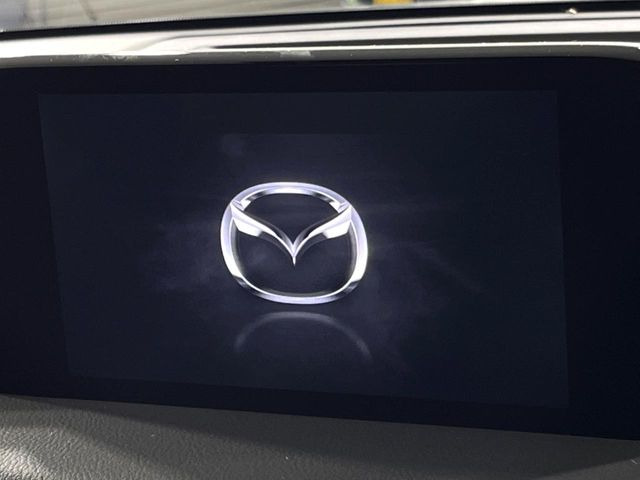 【8インチマツダコネクト】車内の雰囲気にマッチした大型のディスプレイ。スマホ接続でのナビ使用やBluetooth再生等、様々な機能が楽しめます。直感的なダイヤル操作が可能で、使い勝手も良好です。
