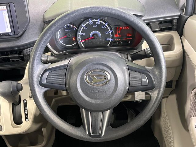 �C���e���A�ɍ��킹���f�U�C���̃X�e�A�����O�́A�^�]�������̂��Ƃ��l���A�^�]���₷���`��A�傫���ł��B�����x�A���ۂɐG���Ă��m���߂��������B