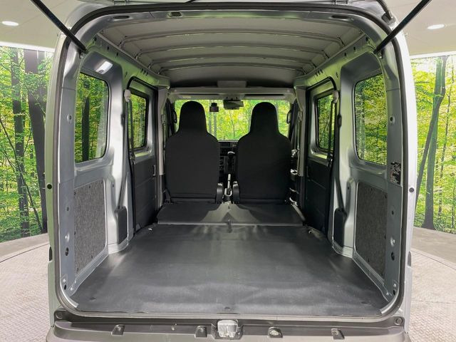 ���i�̂���������ʋ΁A���}���ɏ\���ȉ׎��X�y�[�X���m�ۂ��Ă���܂��B�Z�J���h�V�[�g��|���ƁA�傫�ȉו��̐ύڂ��\�ł���