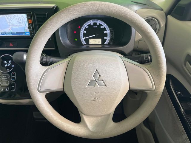 インテリアに合わせたデザインのステアリングは、運転される方のことも考え、運転しやすい形状、大きさです。是非一度、実際に触ってお確かめください。