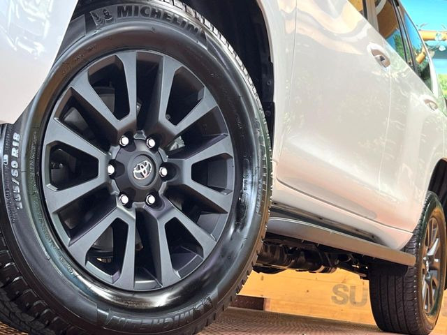 �y����18�C���`�A���~�z�C�[���z�O�ςɃ}�b�`���������A���~�z�C�[���𑕒����Ă���܂��B�e��ЊO�A���~�z�C�[����A�X�^�b�h���X�^�C�����戵�����Ă���܂��B���񂲑��k����������