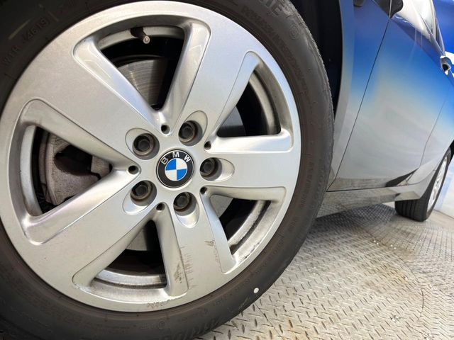 ●純正16インチアルミホイール:輸入車ならではの卓越した走りを支えるホイールと足回りです!日本車の走りに慣れている方にもぜひ体感して頂きたいほど、高いレベルでまとまっています!