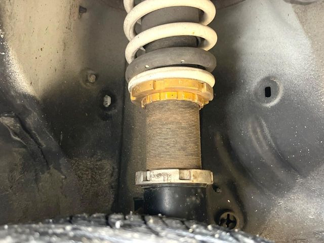 大好評を頂いておりますボディの弾スプラッシュコートも好評受付中。通常のガラスコートと異なる、耐久年数6年の無機質ガラスコーティングが、ボディをキレイな状態に保ってくれます。