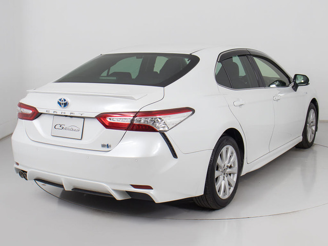 個性的なリアビューで御座います。精悍な佇まいは高級車ならではです。