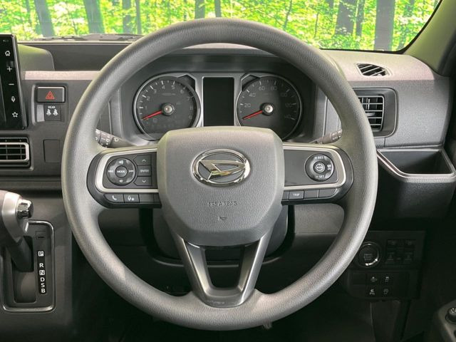 �C���e���A�ɍ��킹���f�U�C���̃X�e�A�����O�́A�^�]�������̂��Ƃ��l���A�^�]���₷���`��A�傫���ł��B�����x�A���ۂɐG���Ă��m���߂��������B