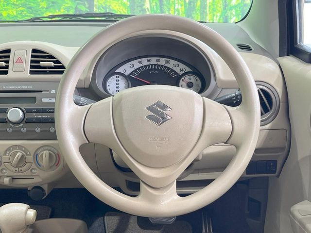 �C���e���A�ɍ��킹���f�U�C���̃X�e�A�����O�́A�^�]�������̂��Ƃ��l���A�^�]���₷���`��A�傫���ł��B�����x�A���ۂɐG���Ă��m���߂��������B