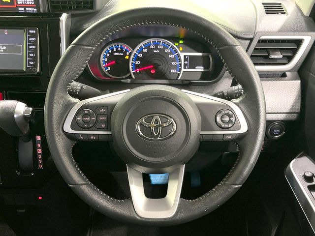 インテリアに合わせたデザインのステアリングは、運転される方のことも考え、運転しやすい形状、大きさです。是非一度、実際に触ってお確かめください。