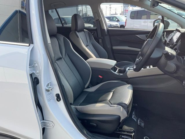 【黒革シート】上質な本革を使用し、高級感あふれる黒革シート。常に体に触れる部分だから、座り心地の良さにはこだわりたいですね♪汚れの付着や劣化を抑制する内装コーティング施工もおススメですよ♪