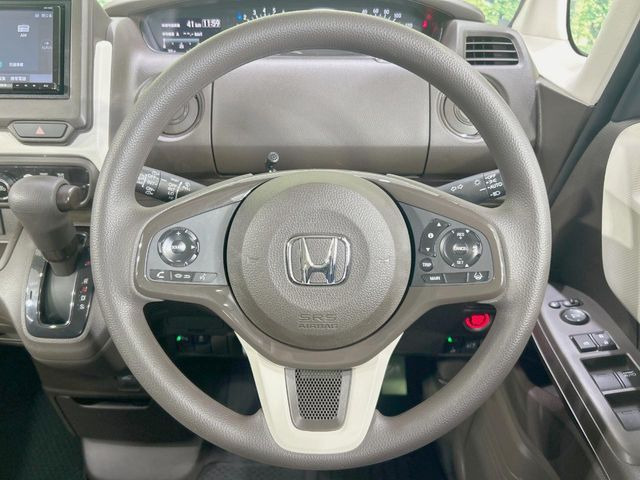 インテリアに合わせたデザインのステアリングは、運転される方のことも考え、運転しやすい形状、大きさです。是非一度、実際に触ってお確かめください。