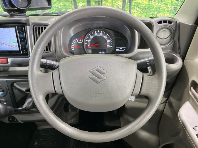 �C���e���A�ɍ��킹���f�U�C���̃X�e�A�����O�́A�^�]�������̂��Ƃ��l���A�^�]���₷���`��A�傫���ł��B�����x�A���ۂɐG���Ă��m���߂��������B