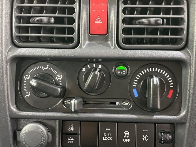 寒い冬も暑い夏も全席に快適な空調を届けてくれる、ダイヤル式エアコンを装備♪