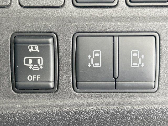 【ハンズフリー機能付き両側パワースライドドア】スライドドアの下に足先を入れてすぐ引くと、自動的にスライドドアが開閉します!荷物で両手がふさがった状態でも、ドアの開閉ができてとっても便利!