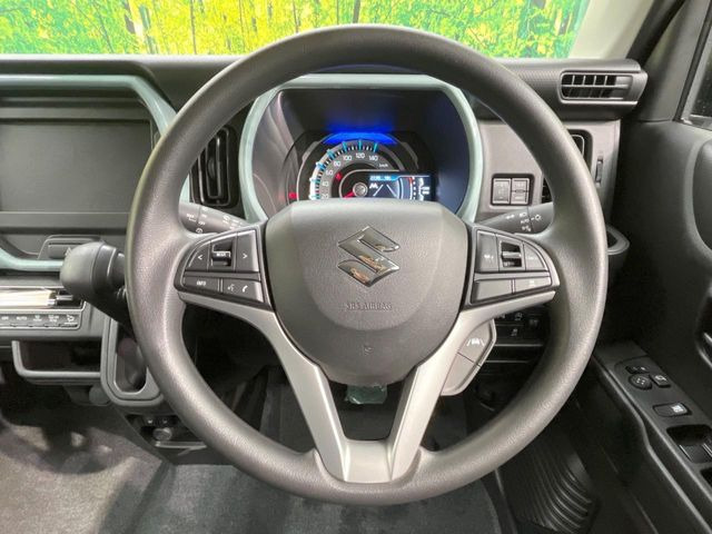 �C���e���A�ɍ��킹���f�U�C���̃X�e�A�����O�́A�^�]�������̂��Ƃ��l���A�^�]���₷���`��A�傫���ł��B�����x�A���ۂɐG���Ă��m���߂��������B