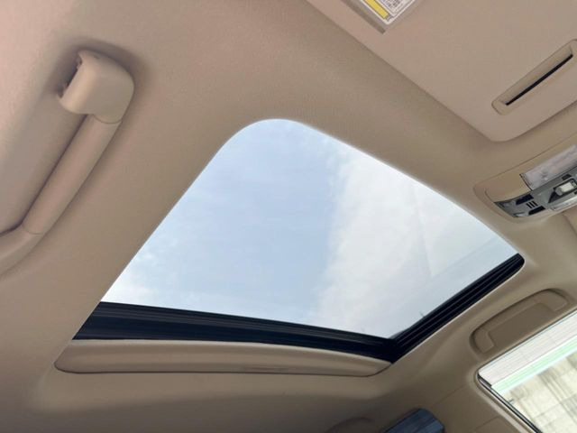 【サンルーフ】開放感たっぷりの希少装備、サンルーフが装着されています!車内に明かりを取り入れたり景色を楽しむ以外にも、車内の空気も簡単に換気できて快適です!