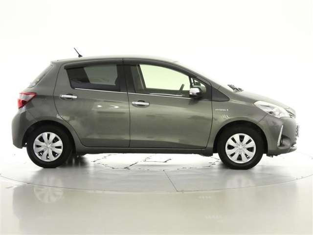 ヴィッツ1.5 ハイブリッド ジュエラ