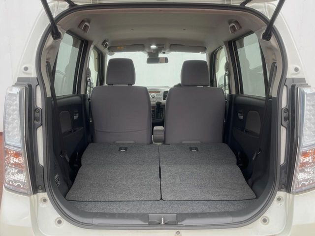 ���i�̂���������ʋ΁A���}���ɏ\���ȉ׎��X�y�[�X���m�ۂ��Ă���܂��B�Z�J���h�V�[�g��|���ƁA�傫�ȉו��̐ύڂ��\�ł���