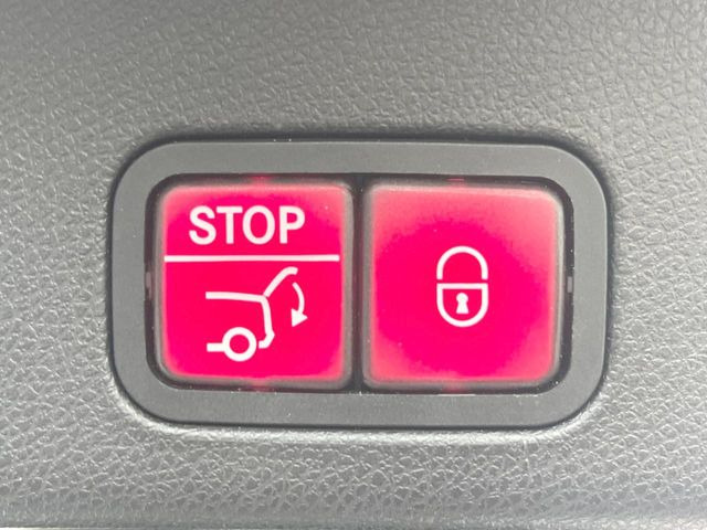 ●電動リアゲート:ワンタッチでリアゲートの開閉ができ、荷物などで両手が塞がっている状態でも簡単に開閉ができる便利機能です。