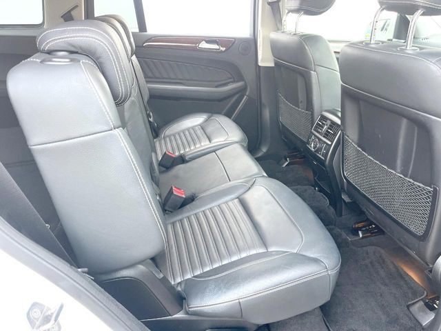 ●後部座席も気になるようなキズ・汚れやへたり等、大きなダメージはなく、良好な状態です。