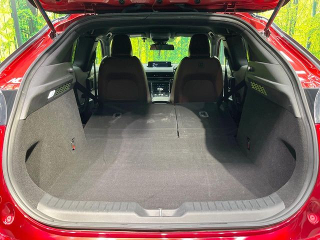 後席を格納すると、これだけの広さが!シーンに合わせたシートアレンジで、大きな荷物も積むことが出来ます♪