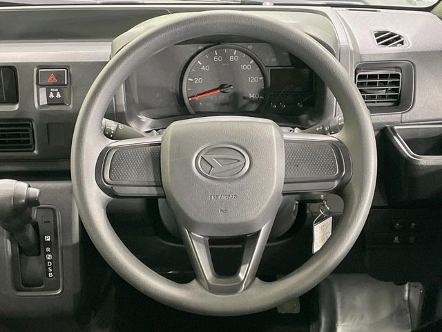 �C���e���A�ɍ��킹���f�U�C���̃X�e�A�����O�́A�^�]�������̂��Ƃ��l���A�^�]���₷���`��A�傫���ł��B�����x�A���ۂɐG���Ă��m���߂��������B