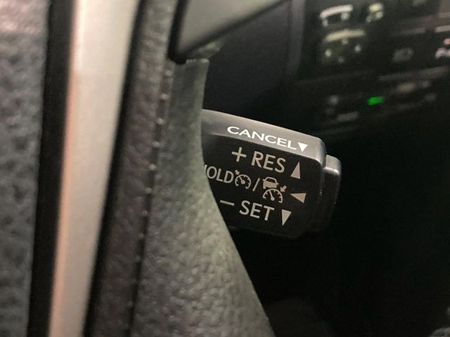 【レーダークルーズコントロール】高速道路での長距離走行が楽に!!自動で速度を保つクルーズコントロールが、衝突軽減システムと連携し、前方の車両を感知して車間を保つように速度調節してくれます!!