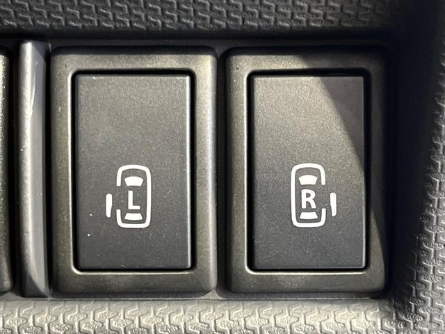 【両側パワースライドドア】スマートキーや運転席のスイッチで後席両側スライドドアの開閉が可能♪電動だから力を入れてドアを開ける必要が無く、小さなお子様でも簡単に開け閉めでき快適です♪